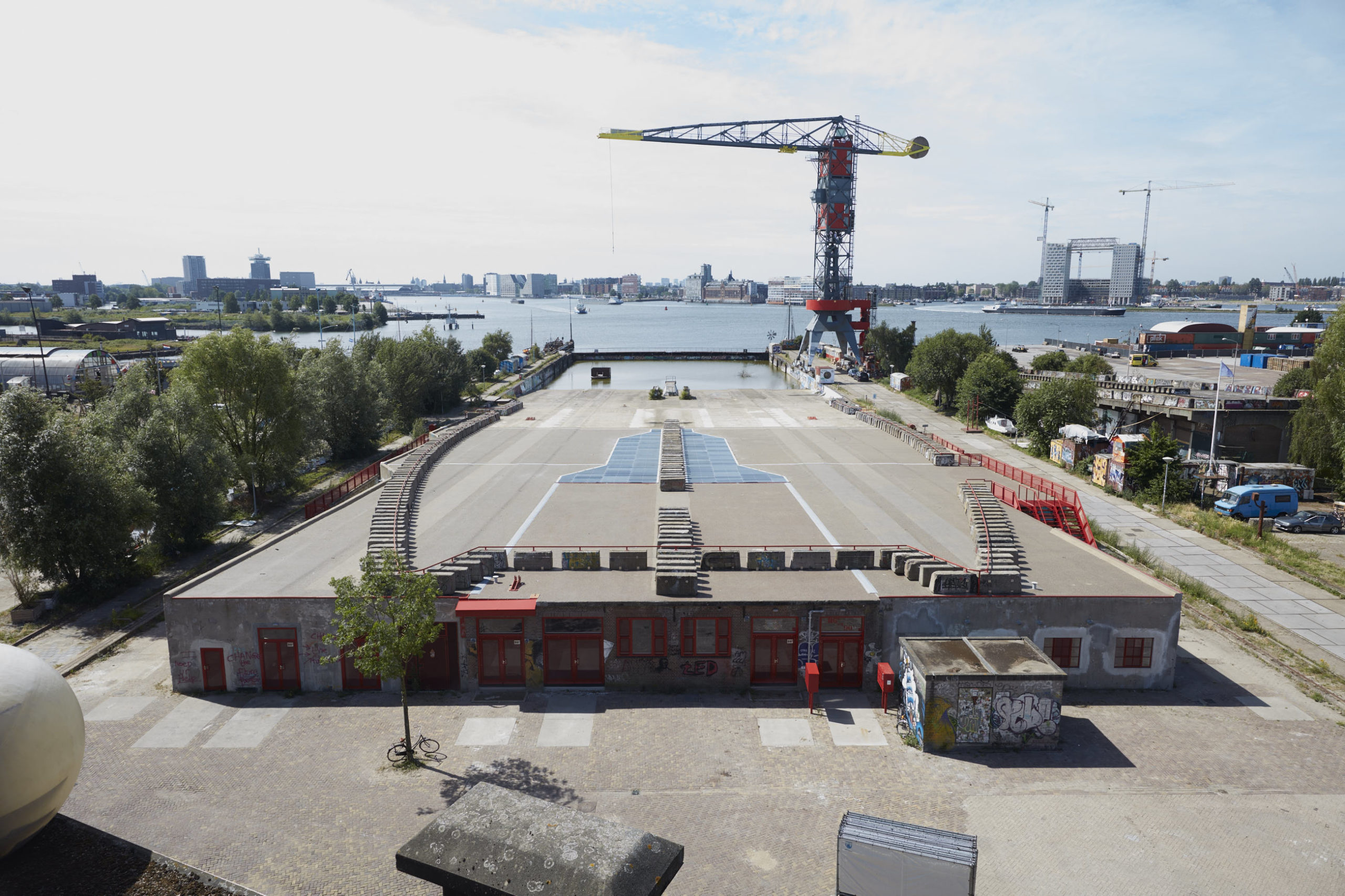 De gevel van het atelier aan het NDSM-plein